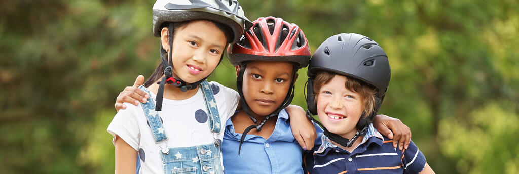 Kinder mit Fahrradhelmen