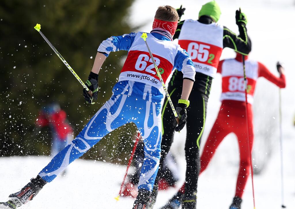 3 Schüler laufen hintereinander im Wettbewerb Skilanglauf