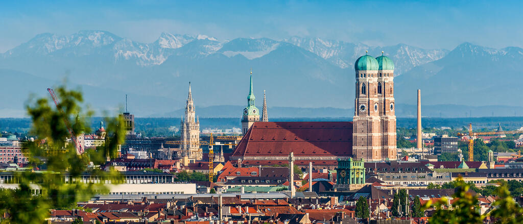 Blick auf München und die Alpen