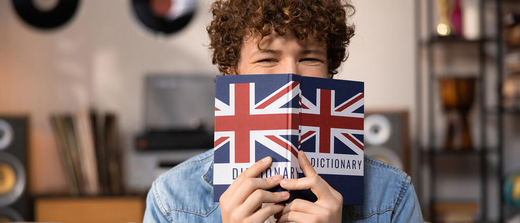 Ein Schüler mit einem Englisch-Wörterbuch