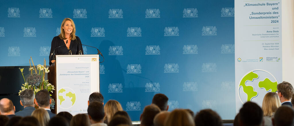 Staatsministerin Anna Stolz bei ihrer Rede auf der Bühne im Max-Joseph-Saal