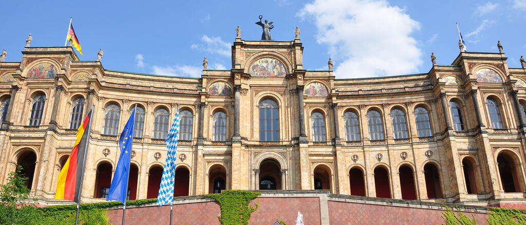 Maximilianeum von vorne