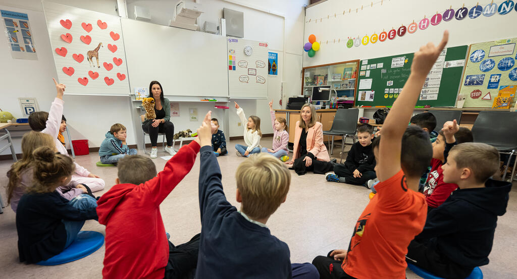 Kultusministerin Anna Stolz besucht Münchner Startchancen-Grundschule