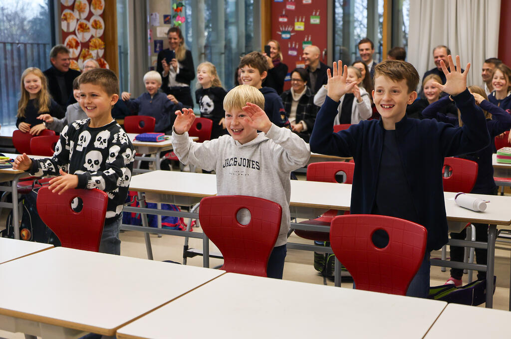 Grundschulkinder bei der Bewegungsübung