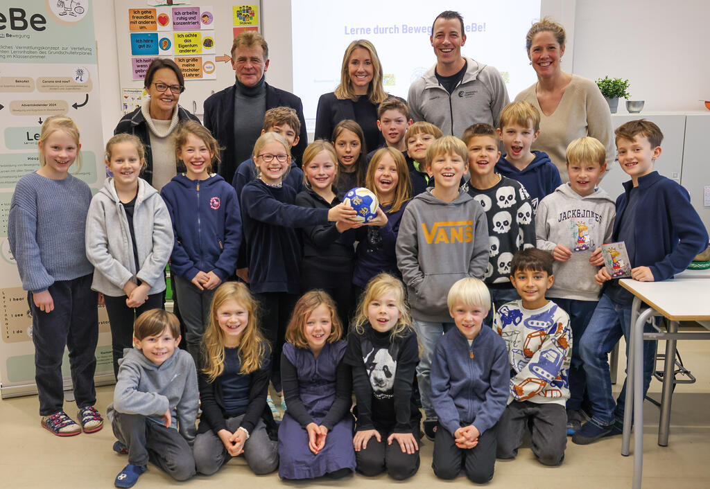 Kultusministerin Anna Stolz, Prof. Dr. Stefan Voll und Handball-Weltmeister Dominik Klein mit der Klasse 3e der Grundschule München Grandlstraße