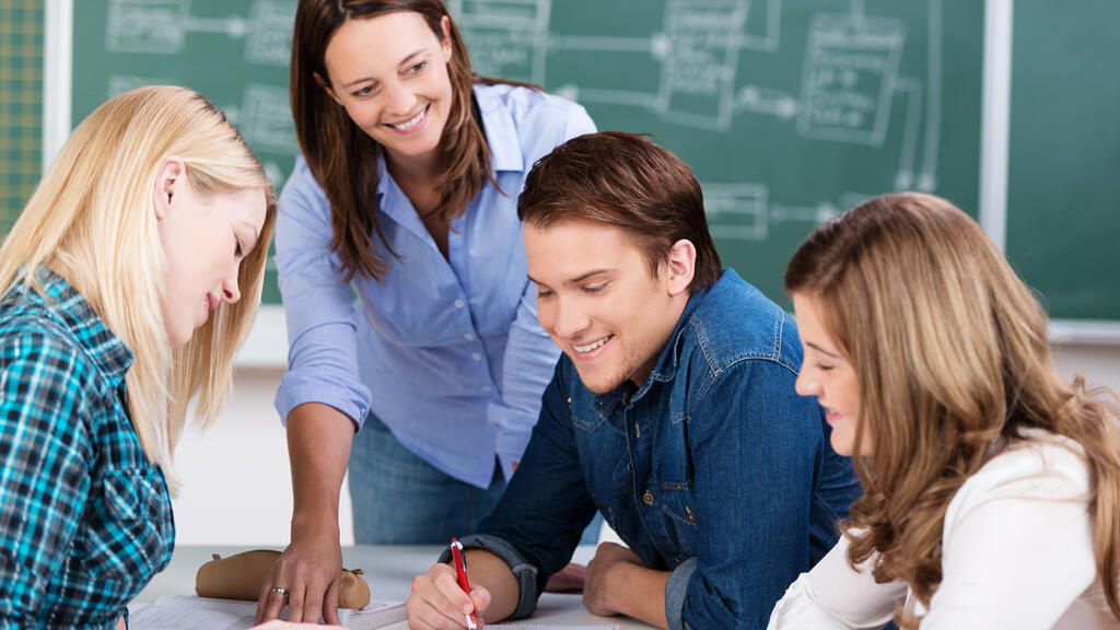 Lehrerin mit Schülergruppe im Klassenzimmer